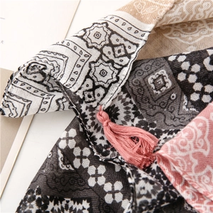 Détail d'écharpe en coton et lin style pop avec motifs géométriques et pompons roses