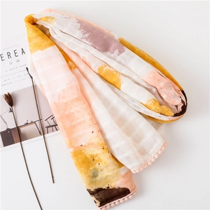 Abstrakter Verlaufs-Schal mit Aquarellmuster und dekorativen rosa Bommeln