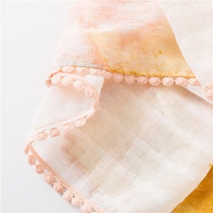 Detail von Baumwoll-Leinen Schal mit Bommel-Fransen und floralem Aquarell-Druck