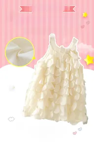 Detail eines cremefarbenen Sommerkleides für Mädchen mit Blütenblatt-Struktur und Schleife