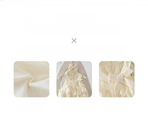 Detail eines Baby Mädchen Kleides mit Blütenblatt Stoff und süßer Schleife am Ausschnitt