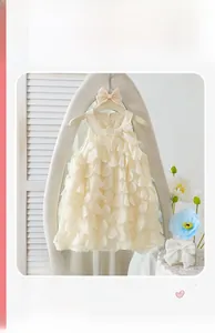 Detailansicht der Tüllschichten und Schleife am ärmellosen cremefarbenen Prinzessin-Kleid