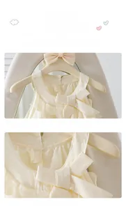 Detail von Blütenkragen und Schleife am beige Chiffonkleid für Mädchen im Sommer