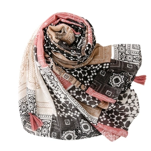 Écharpe femme en coton et lin à motif géométrique rose avec bordures à pompons élégants