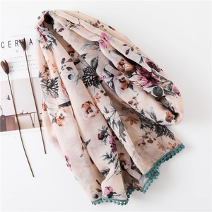 Écharpe en coton et lin à fleurs avec bordure en dentelle verte et pompons de plage