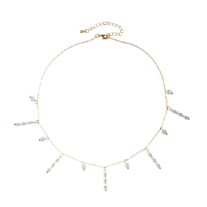 Collier à glands dorés avec perles bleu clair et transparentes sur chaîne fine