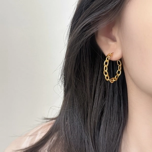 Elegant gold chain-link hoop earrings with C-shaped hollow design for a minimalist look