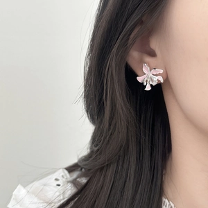 Elegante rosa Emaille Orchideen-Ohrringe mit Zirkonia, getragen von Model auf Spitze