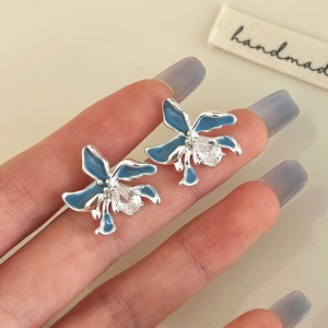 Detailansicht der Orchideen-Ohrstecker mit blauer Emaille und Tropfen-Zirkonia-Stein