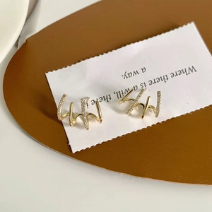 Boucles d'oreilles dorées multicouches incurvées avec sertissage en oxyde de zirconium