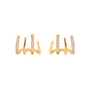 Élégantes boucles d'oreilles en or à quatre griffes avec zircons sur fond blanc propre