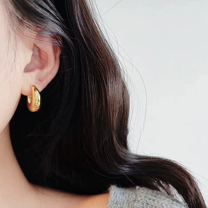 Boucles d'oreilles gouttes dorées minimalistes pour femmes au fini poli brillant