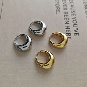 Créoles en forme de U en finitions or et argent poli pour femmes au style chic