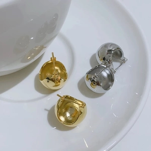 Boucles d'oreilles boules minimalistes en or et argent avec une finition miroir polie