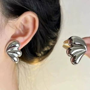 Polierte silberne fächerförmige Metallohrstecker mit strukturierter Wellentextur für Damen