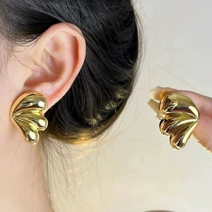 Poliierte goldene Tropfenohrringe mit radialer Wellentextur im minimalistischen Design