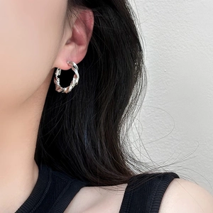 Créoles Mobius en argent avec zircons sur un mannequin, style rétro chic à la française
