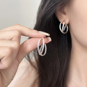 Minimalist geometric overlapping hoop earrings with micro-inlaid sparkling white zircons