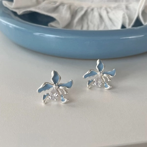 Élégantes boucles d'oreilles orchidée en argent avec émail bleu et pierres de zircon