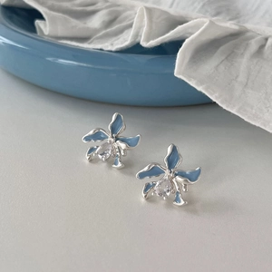 Élégantes boucles d'oreilles orchidée en émail bleu avec zircons en forme de goutte