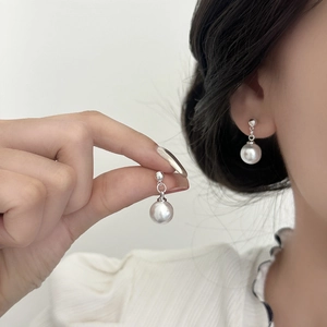 Boucles d'oreilles perles minimalistes avec perles rondes blanches et clous argentés