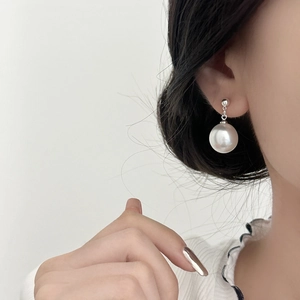 Élégantes boucles d'oreilles perles blanches avec clous en argent poli au style minimaliste