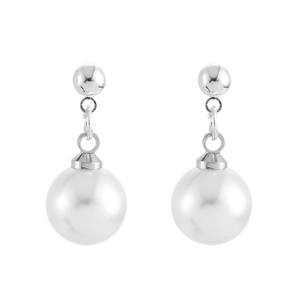 Gros plan de boucles d'oreilles pendantes argentées avec grandes perles blanches sur fond blanc