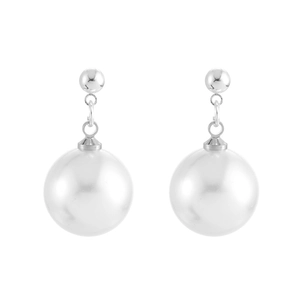 Vue détaillée des boucles d'oreilles pendantes en argent avec grandes perles rondes blanches