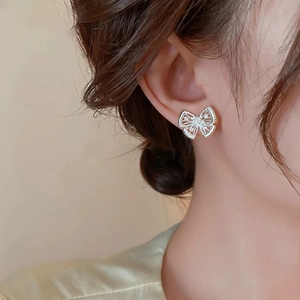 Boucles d'oreilles nœud vintage français avec zircons et placage argent sur mannequin