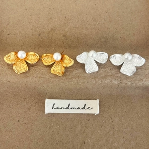 Hammered Flower Shell Artificial Pearl Stud Earrings Copper Material Elegant Retro Style Daily Jewelry For Women