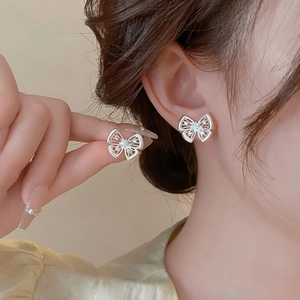 Boucles D'oreilles Puces Papillon Évidées Cuivre Zircon Incrusté Style Français Élégant Bijoux De Mode Pour Femmes