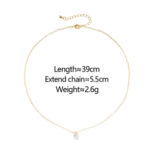 Elegante collana dorata con ciondolo a goccia in zirconia e catena regolabile da donna