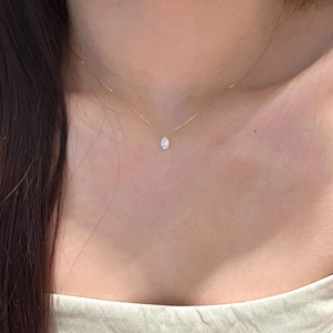 Elegante collana a catena dorata con ciondolo in zircone a goccia su modella donna
