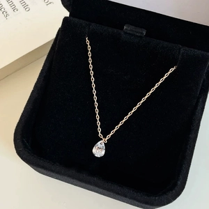 Elegante collana in oro rosa con zircone a goccia in una scatola regalo di velluto nero