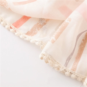 Détail d'écharpe en coton et lin avec rayures orange et bordure en dentelle au crochet