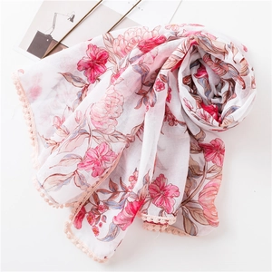 Détail d'une écharpe en coton à fleurs avec bordure en dentelle rose crochetée