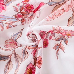 Détail d'une écharpe d'été fleurie montrant la texture légère du tissu en coton et lin