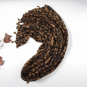 Détail de la texture de l'écharpe à imprimé léopard avec bords à franges