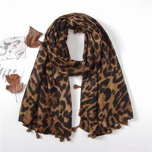 Écharpe mode pour femme avec imprimé léopard, bords à franges et texture douce