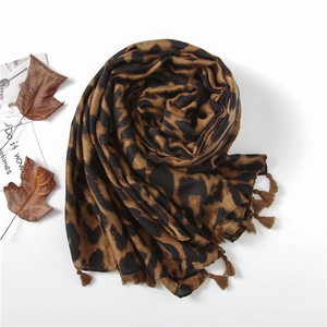 Écharpe chic à imprimé léopard pour femme avec tissu doux et bords à franges