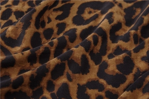 Vue détaillée du tissu doux à imprimé léopard avec texture tricotée fine et franges