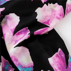 Gros plan du motif floral sur écharpe en coton et lin avec texture de tissu sergé fin