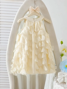 Elegantes ärmelloses Mädchenkleid in Creme mit 3D-Blütenblättern für festliche Anlässe