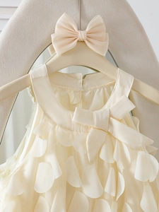 Elegantes cremefarbenes Mädchen-Prinzessinnenkleid mit Blütenblättern und Schleifenstirnband