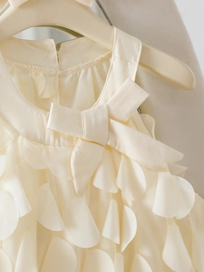 Mädchen Satin-Partykleid in Creme mit floralen Applikationen und Schleife