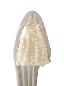 Elegantes creme-weißes ärmelloses Prinzessinnenkleid für Mädchen mit floralen Volants