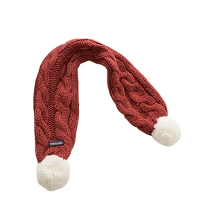 Écharpe en maille rouge pour enfants avec motif torsadé et pompons blancs sur fond blanc