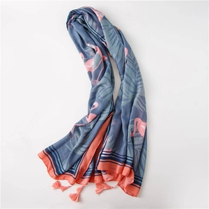Écharpe légère en coton et lin bleu avec motif flamant rose, feuilles de palmier et glands