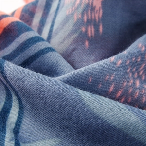 Gros plan sur un tissu doux bleu-gris en coton et lin avec motif flamant orange
