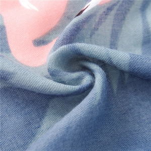 Vue macro de l'imprimé floral flamant rose et bleu sur tissu léger en coton et lin
